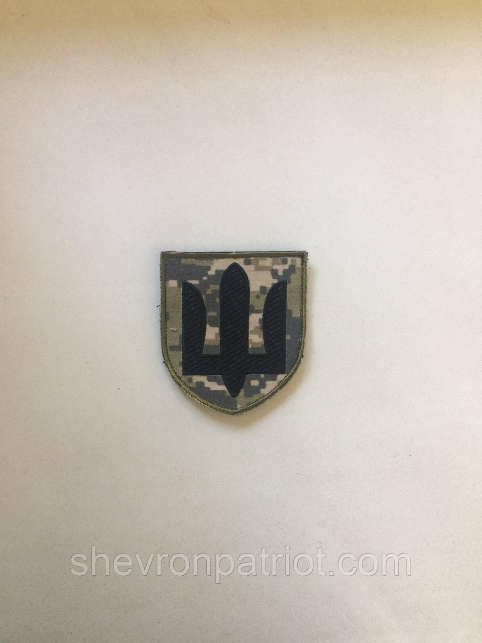 №18 Шеврон Тризуб (Форма щита. Чорного кольору. На пікселі) Розмір 8 на 7 см - Зображення 3