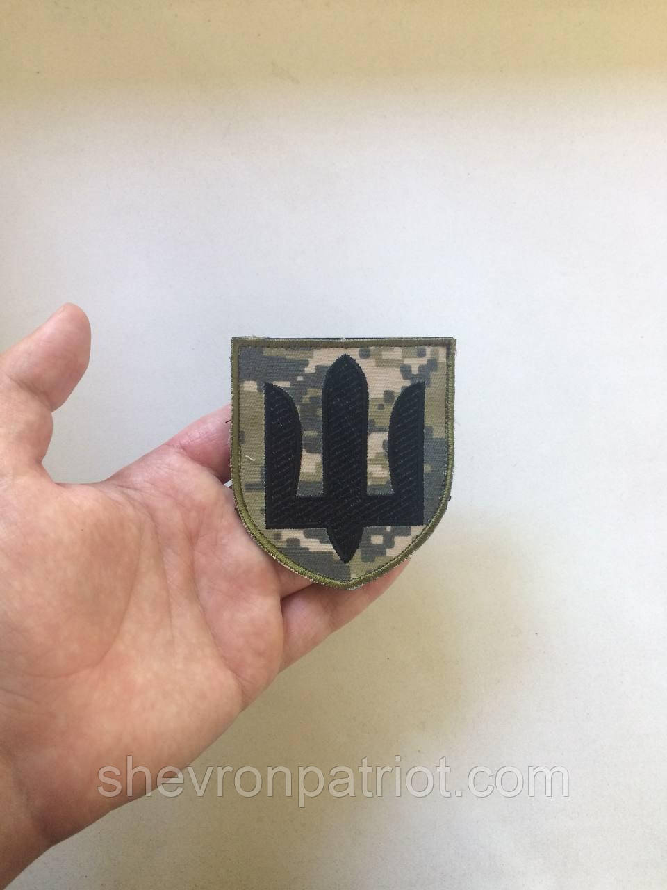 №18 Шеврон Тризуб (Форма щита. Чорного кольору. На пікселі) Розмір 8 на 7 см - Зображення 4