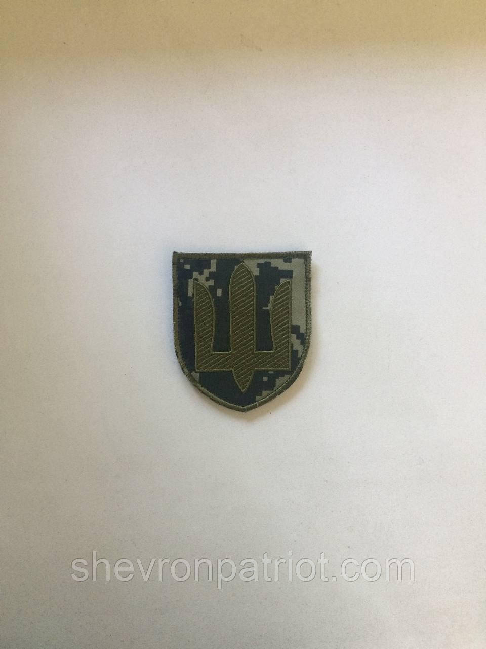 №26 Шеврон Тризуб (Форма щита. Оливкового кольору. На темному пікселі) Розмір 8 на 7 см - Зображення 3