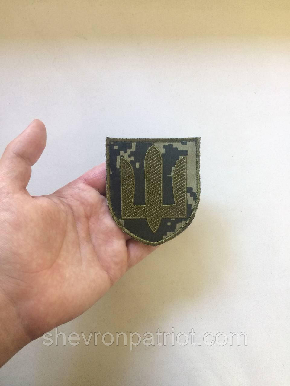 №26 Шеврон Тризуб (Форма щита. Оливкового кольору. На темному пікселі) Розмір 8 на 7 см - Зображення 4