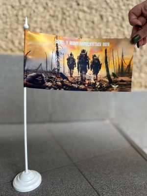 №НП003 Настільний Прапор «ШЛЯХ, У ЯКОМУ НАРОДЖУЄТЬСЯ ВОЛЯ» 24×12х37 см (атлас)